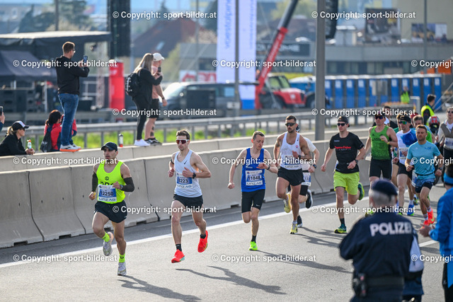 AUT, Leichthatletik, 23. Oberbank Linz Donau Marathon 2024 | 13.04.2025, LINZ, AUT, Leichtathletik, 23. Oberbank Linz Donau Marathon 2025, im Bild Start Viertelmarathon, Teilnehmer, Lauefer