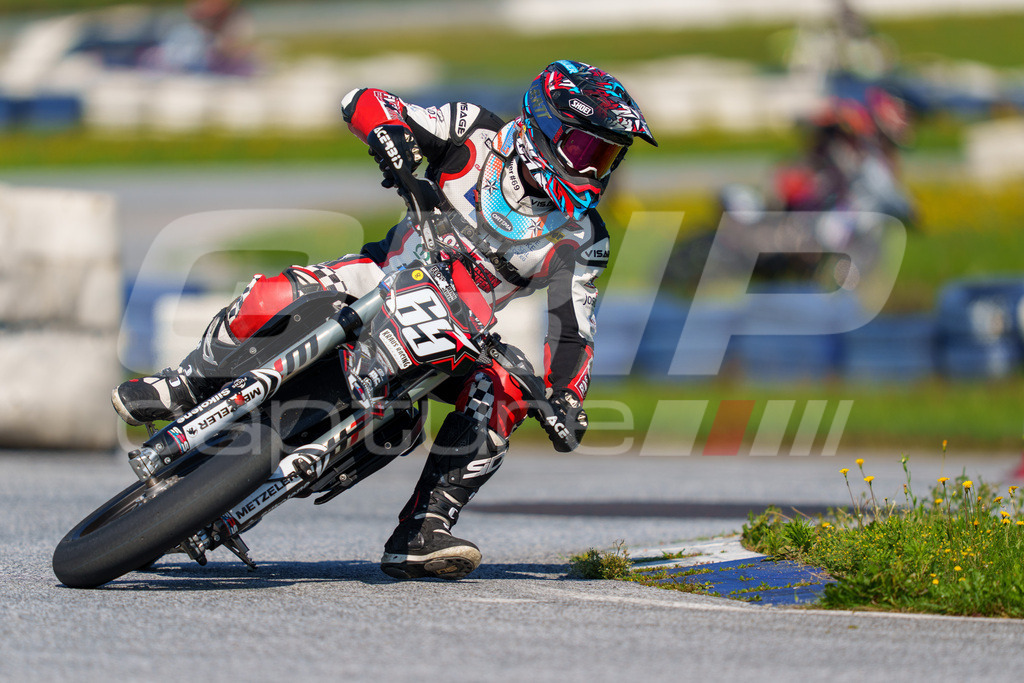 SuperMoto_Staatsmeisterschaft_Greinbach_254 | GRIPcapture steht für authentische Sportfotografie in Österreich – für Momente, die mehr sind als Geschwindigkeit oder Ergebnis. Es geht um Emotion, Spannung, Fokus und den Augenblick, der oft nur einen Wimpernschlag dauert.Ob Motorsport, Teamsport oder 