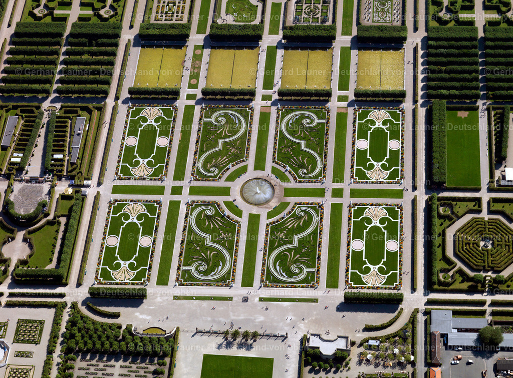 2787067 | HANNOVER 02.06.2020 Der Große Garten im Stadtteil Herrenhausen in Hannover im Bundesland Niedersachsen. Der Barockgarten an der Herrenhäuser Straße wurde im 17. Jahrhundert errichtet und besteht aus vielen Broderiemustern und der zentral gelegenen Glockenfontäne. // The big garden in the part of town of Herrenhausen in Hannover in the federal state Lower Saxony. The baroque garden in the mansions street was established in the 17th century and exists of many Broderie scrutinise and the centrally situated bell jet. Foto: Gerhard Launer