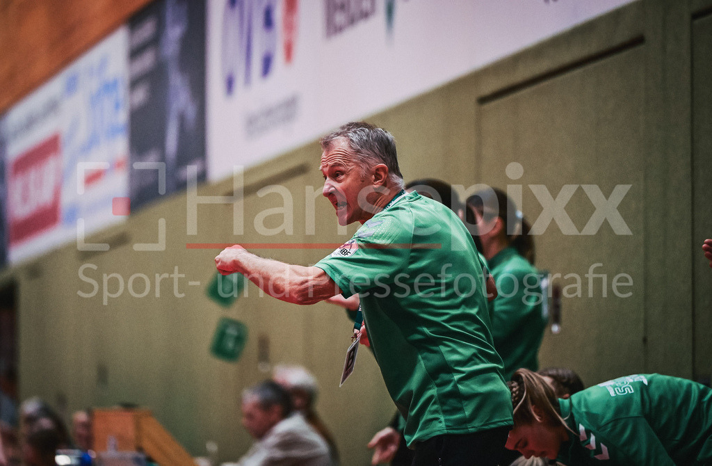 Handball, 2. Bundesliga Frauen, SV Werder Bremen - TuS Lintfort | v.li.: Radek Lewicki (Radoslaw, Co-Trainer, SV Werder Bremen) gestikuliert, mit den Armen gestikulieren