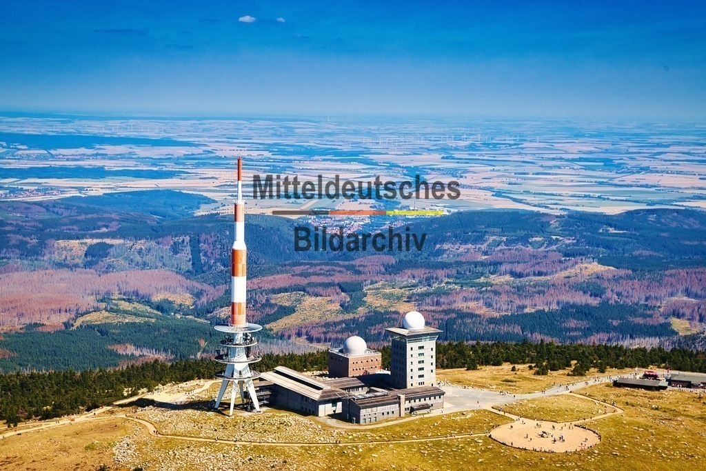 Wetterstation_Brocken_Harz_Ilsenburg_8413 | Wetterstation auf dem Brocken im Hintergrund Ilsenburg - Realisiert mit Pictrs.com
