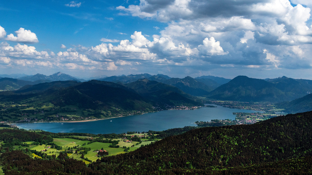 dr__0098050.jpg | BAD WIESSEE 19.05.2022 Der Tegernsee in den Bayerischen Alpen im Bundesland Bayern zählt zu den saubersten Seen Deutschlands und ist ein beliebtes Ausflugs- und Fremdenverkehrsziel. Es ist außerdem wichtig für die Trinkwasserversorgung und als Hochwasserrückhaltebecken. Aufnahme bei bewölktem Himmel mit Schattenwurf der Wolken auf der Seefläche. // Riparian areas on the lake area of Tegernsee in Bad Wiessee in the state Bavaria, Germany. Foto: Daniel Reiter