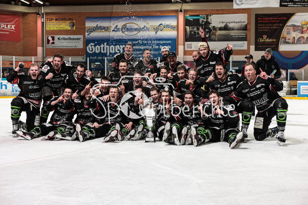 EHC Königsbrunn - TEV Miesbach | Grenzenloer Jubel beim EHC Koenigsbrunn nach dem Gewinn der Bayerliga Meisterschaft im Spiel 3 der Playoffserie gegen den TEV Miesbach / Jubel / Freude / Siegerfoto