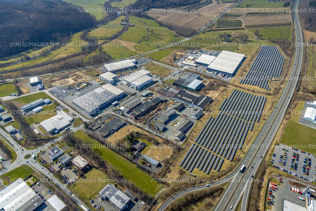Meschede220302435 | Luftbild, Gewerbegebiet Enste-Süd mit Solarpark Enste an der Autobahn A46, Ensthof, Baustelle mit Neubau Logistikzentrum Briloner Leuchten GmbH, Enste, Meschede, Sauerland, Nordrhein-Westfalen, Deutschland
