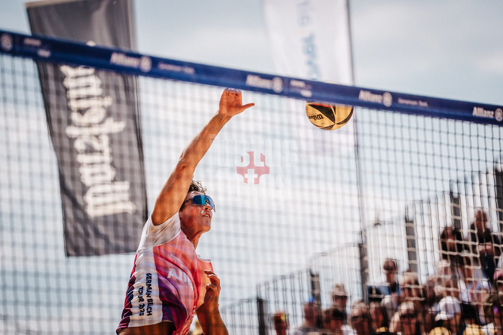 Beachvolleyball | Männer | Allianz German Beach Tour 2025 | Tourstop Düsseldorf | 17.05.2025 | Hennes Nissen beim Angriff