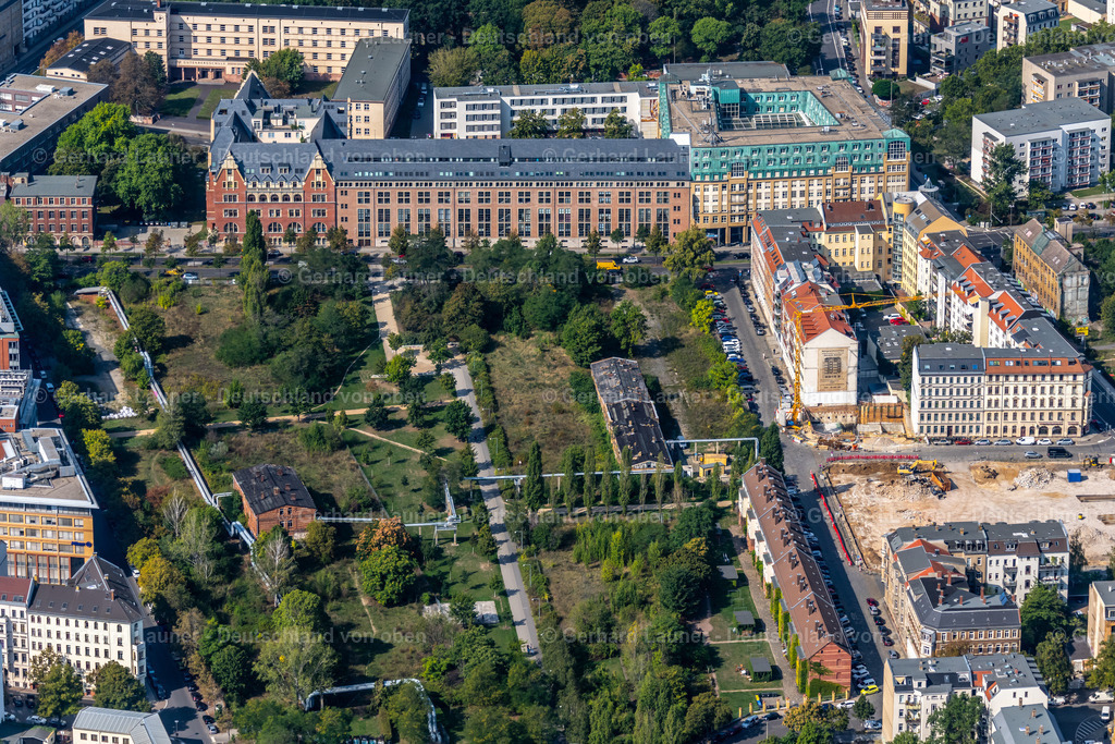 4039390 | LEIPZIG 14.09.2020 Wohngebietssiedlung entlang der Parkanlage " Lene-Voigt-Park " im Ortsteil Reudnitz in Leipzig im Bundesland Sachsen, Deutschland. // Residential area along the park " Lene-Voigt-Park " in the district Reudnitz in Leipzig in the state Saxony, Germany. Foto: Gerhard Launer