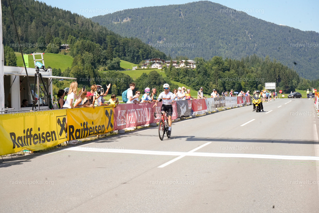 775_20230817_Bewerb_Maenner_Muehlanger | AUT - OESTERREICH, 2023-08-16: SPORT RENNRAD-FAHREN - 55. INTERNATIONALER RADWELTPOKAL IN ST. JOHANN IN TIROL  - Vintage-Radrennen mit WM-Bronze-Medaillen-Siegerin Christina Schweinberger, den Teilnehmer und Alexander Baumann (vom Orginastions-Team) - TAG 2 BEWERB MAENNER IN SECHS GRUPPEN  ; Foto: Roland Muehlanger