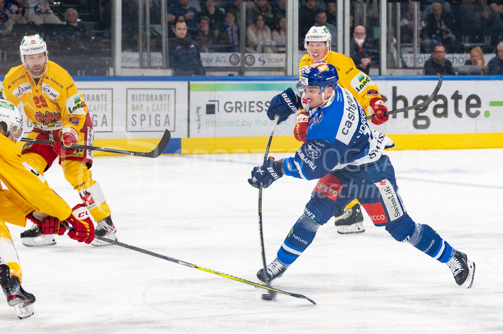 Playoffs: ZSC Lions - EHC Biel-Bienne | 27.03.2022, Zürich, Hallenstadion, Playoffs: ZSC Lions - EHC Biel-Bienne, #10 Sven Andrighetto (ZSC) belastet seinen Stock. - Realisiert mit Pictrs.com