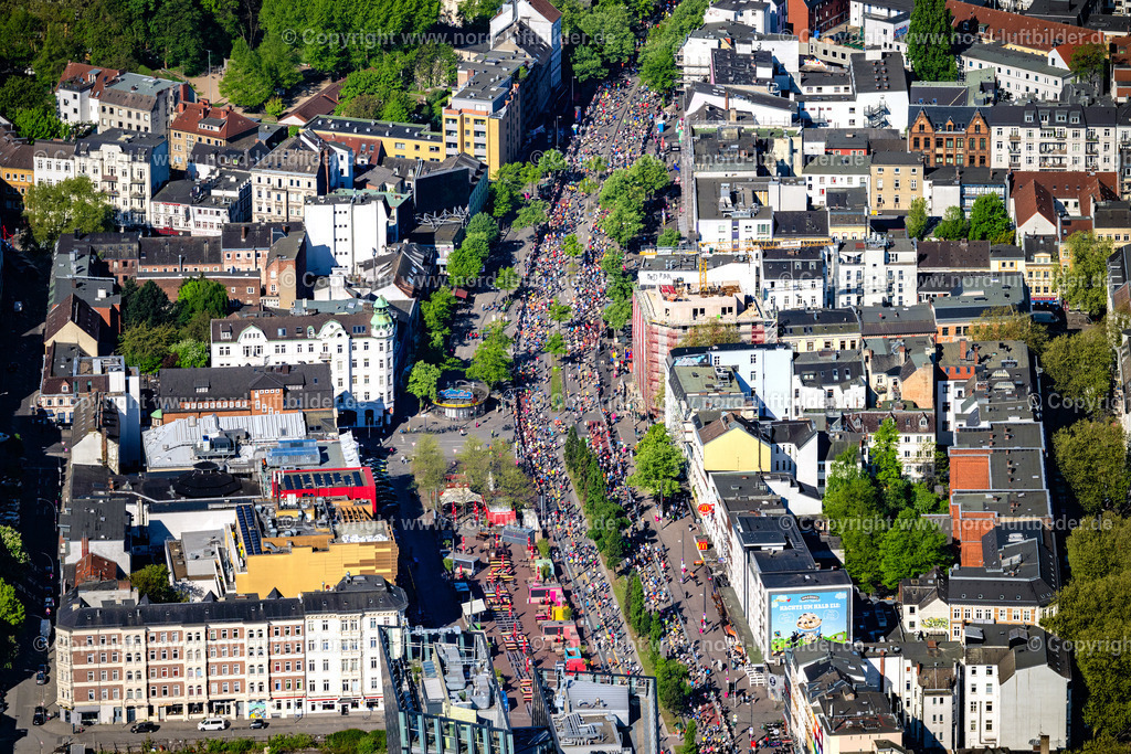 Hamburg_Marathon_Reeperbahn_ELS_2235270425 | HAMBURG 27.04.2025 Teilnehmer der Sportveranstaltung " Hamburg Marathon " auf dem Veranstaltungsgelände an der Straße Helgoländer Allee, Reeperbahn im Ortsteil Sankt Pauli in Hamburg, Deutschland. Weiterführende Informationen bei: Marathon Hamburg Veranstaltungs GmbH. // Participants of the sporting event " Hamburg Marathon " at the event area on street Helgolaender Allee, Reeperbahn in the district Sankt Pauli in Hamburg, Germany. Further information at: Marathon Hamburg Veranstaltungs GmbH. Foto: Martin Elsen