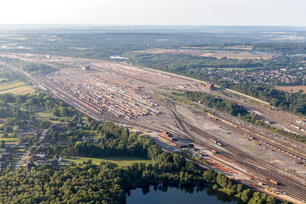 Luftbild: Schienen- und Gleisstrecken auf den Abstellgleisen und Rangierstrecken des Rangierbahnhofes und Güterbahnhofes Maschen der Deutschen Bahn im Ortsteil Maschen in Seevetal im Bundesland Niedersachsen in Deutschland. Foto: IMG_110283.jpg vom 18.08.2018 durch Werner Riehm/FLY-FOTO.de