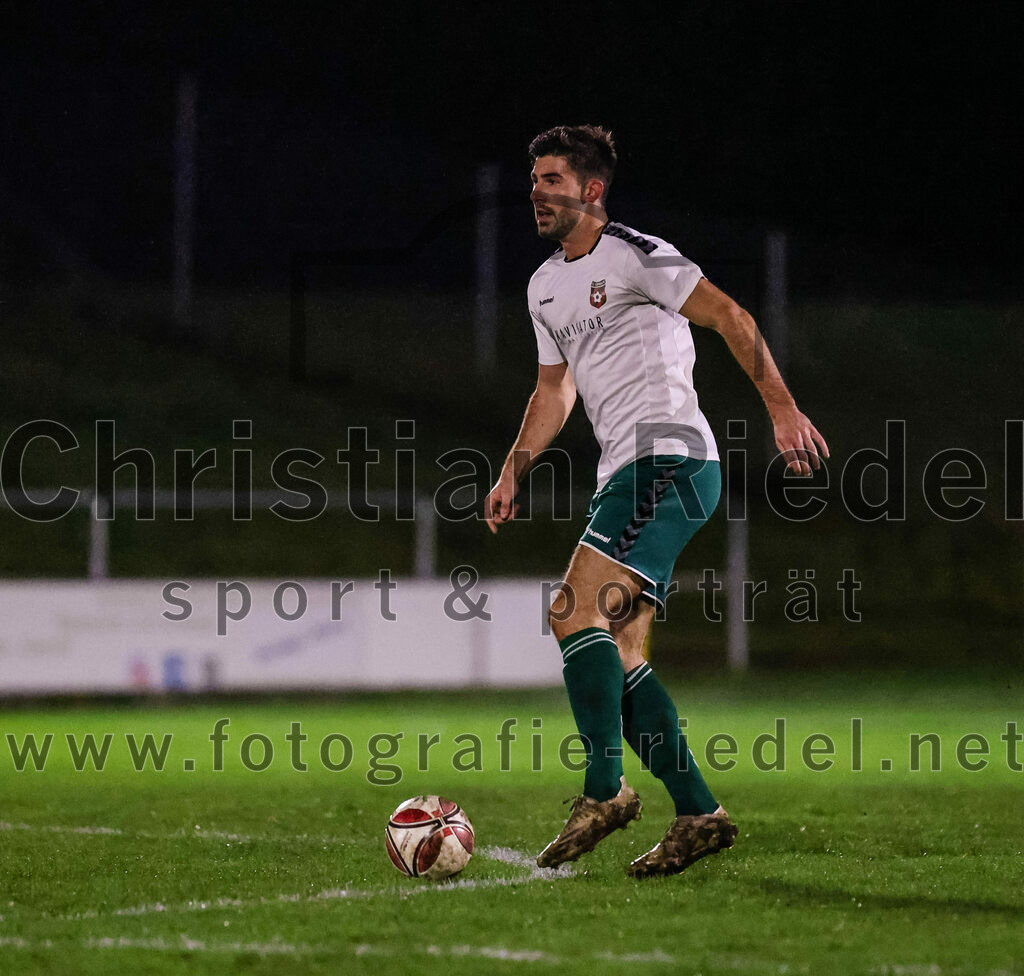 2023-11-17_077_FC_Schwaig_gegen_SpVgg_Feldmoching | Oberding, Deutschland, 17.11.2023:
Fußball, Landesliga Südost 2023 / 2024, 21. Spieltag, FC Schwaig gegen SpVgg Feldmoching, Endergebnis: 1:1

Johannes Empl (FC Schwaig, #14)

Foto: Christian Riedel / fotografie-riedel.net