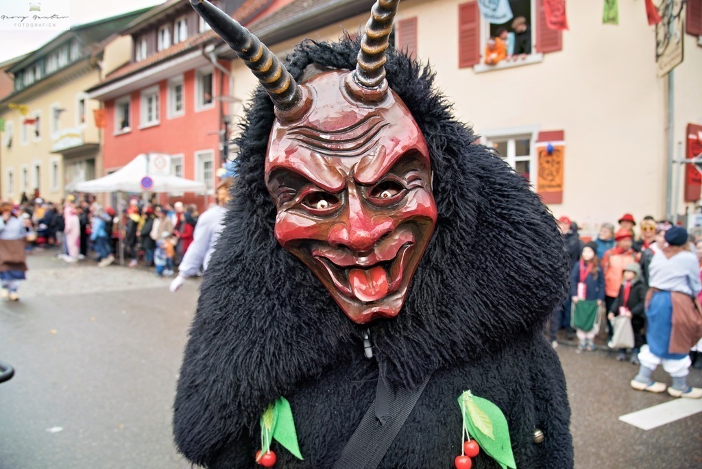 Fasnacht _24-212-RA | Fotoblog Schwarzwald, Foto Blog Wiesental, Pfaffenberg, Winterzauber, Zeller Bergland, Zell im Wiesental, Fotoblog Wiesental, Landschaftsfotos, Bilder Wiesental, Natur, Naturbilder, Fastnacht, Zeller Fastnacht, Zeller Fasnacht, Zeller Bergland, Belchen, - Realisiert mit Pictrs.com