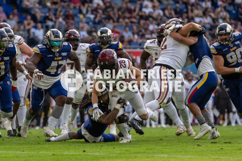 GER Rhein Fire vs. Alpine Rams, American Football, AFLE, Saison 2026, 01.08.2026 | Tyrone Alexander (Rhein Fire, #28) setzt sich durch,GER Rhein Fire vs. Alpine Rams, American Football, AFLE, Saison 2026, 01.08.2026Foto: Eibner-Pressefoto/Fabian Friese - Realisiert mit Pictrs.com