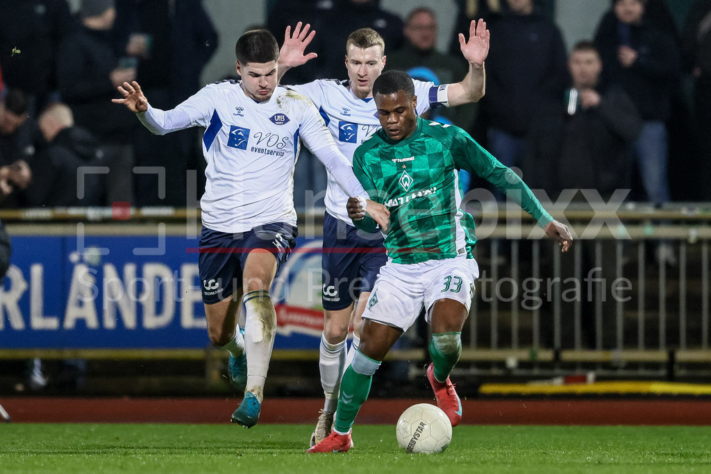 Fussball, Regionalliga Nord, SV Werder Bremen II - VfB Oldenburg | v.li.: Adem Podrimaj (VfB Oldenburg, 6) und Abdenego Nankishi (SV Werder Bremen II, 33) im Zweikampf, Duell, Dynamik, Aktion, Action, Spielszene