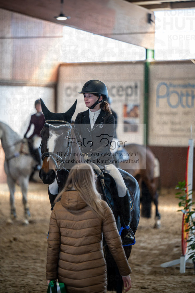 Hallenreittunier Voxtrup 2023 | Entdecke hochwertige Reitturnierfotos von Foto Oger. Professionell, emotional und authentisch – jetzt Lieblingsmomente im Shop bestellen.Deutschlandweite Turnierfotografie. - Realisiert mit Pictrs.com