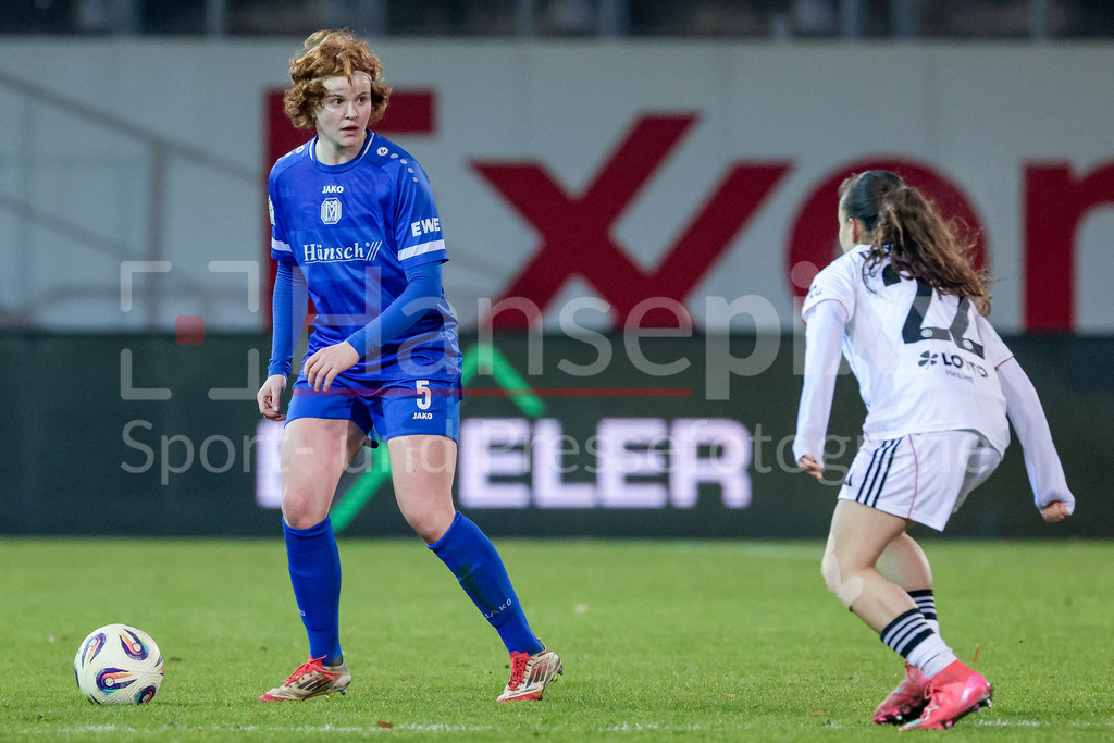 Fussball, 2. Frauen-Bundesliga, SV Meppen - Eintracht Frankfurt II | v.li.: Lena Göppel (SV Meppen, 5) und Ela Demirbas (Eintracht Frankfurt II, 22) im Zweikampf, Duell, Dynamik, Aktion, Action, Spielszene, DIE DFB-RICHTLINIEN UNTERSAGEN JEGLICHE NUTZUNG VON FOTOS ALS SEQUENZBILDER UND/ODER VIDEOÄHNLICHE FOTOSTRECKEN. DFB REGULATIONS PROHIBIT ANY USE OF PHOTOGRAPHS AS IMAGE SEQUENCES AND/OR QUASI-VIDEO.