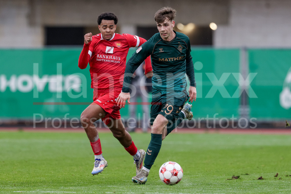 Fussball, Regionalliga Nord, SV Werder Bremen II - FSV Schöningen | v.li.: Jordi Njoya (FSV Schöningen, 29) und Paul Levi Wagner (SV Werder Bremen II, 29) im Laufduell, Zweikampf, Duell, Dynamik, Aktion, Action, Spielszene