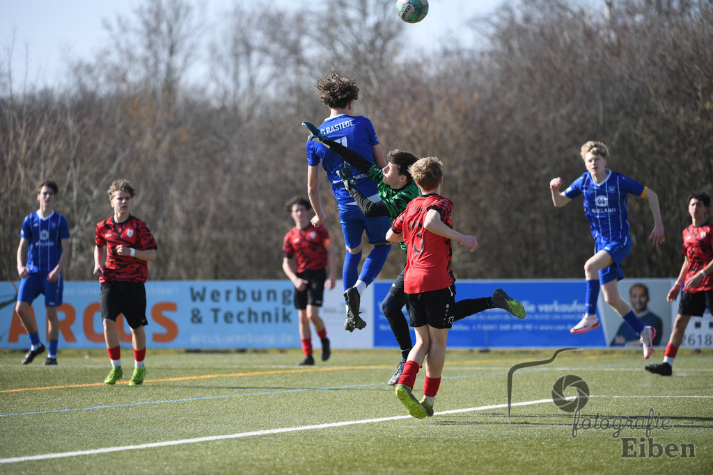 FC Rastede-JFV Leer | Bezirksliga B-Jugend; FC Rastede (blau)-JFV Leer (rot) am 08.03.2025; in Rastede (Sportanlage Köttersweg), Photo: Philip Eiben 2025 - Realisiert mit Pictrs.com