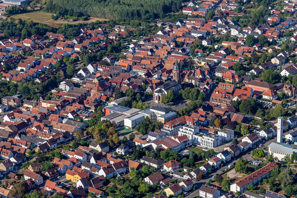 Luftbild: Stadthalle Grundschule Marktplatz in Kandel im Bundesland Rheinland-Pfalz in Deutschland. Foto: IMG_134027.jpg vom 21.08.2022 durch Werner Riehm/FLY-FOTO.de