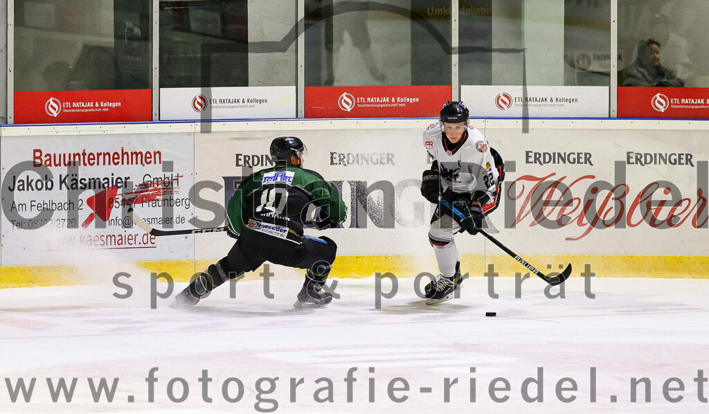 2022-09-30_056_TSV_Erding_gegen_EV_Dingolfing | Erding, Deutschland, 30.09.2022:
Eishockey, Bayernliga 2022 / 2023, Testspiel, TSV Erding gegen EV Dingolfing, Endergebnis: 3:4

Marc Barchmann (Erding Gladiators, #10), Dominik Schindlbeck (EV Dingolfing, #22)

Foto: Christian Riedel / fotografie-riedel.net