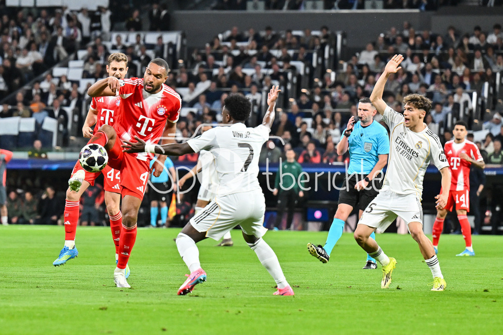 Real Madrid - FC Bayern München | MADRID, SPAIN - 07. APRIL: Tackle beteween Jonathan TAH (FC Bayern Munich 4) and Vinicius JUNIOR (Real Madrid 7) during the UEFA Champions League match between Real Madrid vs. FC Bayern Munich on Quarterfinal first leg at Estadio Santiago Bernabeu