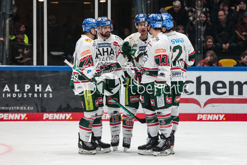 Löwen Frankfurt - Augsburger Panther | Jubel der Gaeste nach dem Treffer zum 1-2 durch Sebastian WAENNSTROEM (AEV #40)