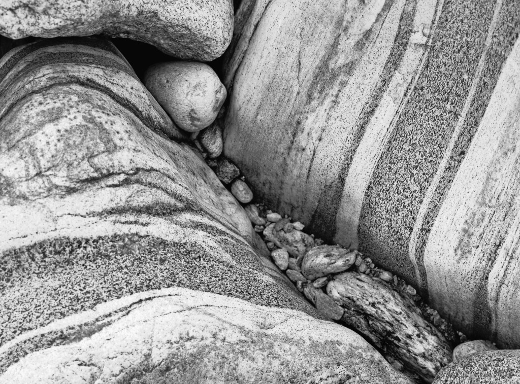 Steinwort_zermahlen_029_mini | Aus derSerie STEINWORTE,  gefunden im Valle Verzasca, Tessin, Schweiz.
analoge schwarz-weiss Fotografie. Fotografiert mit Hasselblad, gescannt, gedruckt auf Hahnemühle Photo Rag Velvet.