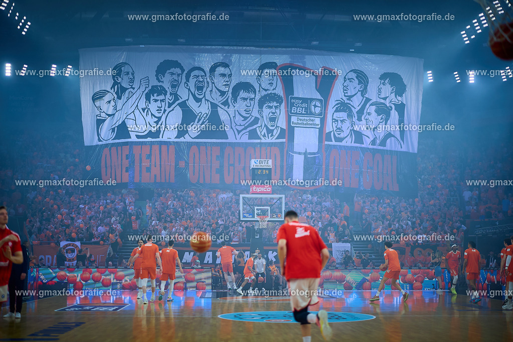 GER, ratiopharm ulm gegen FC Bayern, Basketball, 2. PlayOff, Finale, EasyCredit Bundesliga, Spielzeit 2024/2025, 18.06.2025 | Ulmer Fankurve vor Spielbeginn, PlaktGER, ratiopharm ulm gegen FC Bayern, Basketball, 2. PlayOff, Finale, EasyCredit Bundesliga, Spielzeit 2024/2025, 18.06.2025Foto: Eibner-Pressefoto/Gerald Oelze-de Stoppany