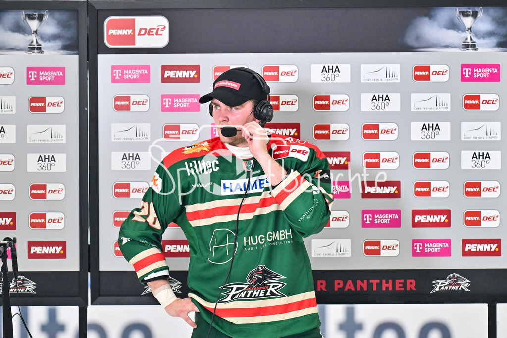 Augsburger Panther - EHC RB München | AUGSBURG, DEUTSCHLAND - 27. FEBRUAR: im Bild Alexander BLANK (Augsburger Panther 26) beim Interview mit Magentasport / Einzelfoto / Freisteller während dem Match zwischen den Augsburger Panthern und dem EHC RB München am 46. Spieltag der Penny DEL im Curt Frenzel Stadion