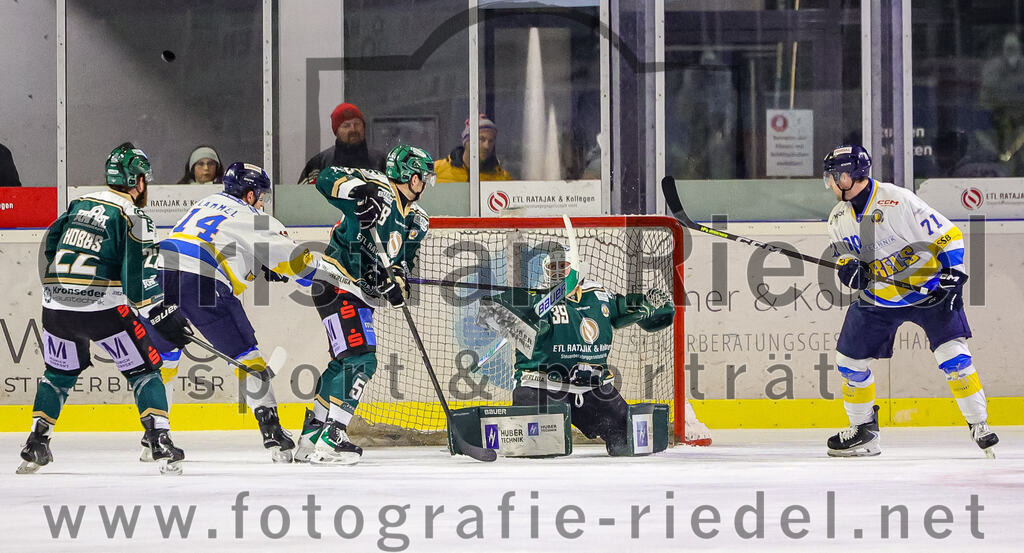 2026-01-09_049_TSV_Erding_gegen_Stuttgart_Rebels | Erding, Deutschland, 09.01.2026:Eishockey, Oberliga Süd 2025 / 2026, 35. Spieltag, TSV Erding gegen Stuttgart Rebels, Endergebnis: Grady Hobbs (Erding Gladiators, #22), Jayden Lammel (Stuttgart Rebels, #14), Paul Pfenninger (Erding Gladiators, #58), Torwart Leon Meder (Erding Gladiators, #39), Reagan Poncelet (Stuttgart Rebels, #71)Foto: Christian Riedel / fotografie-riedel.net