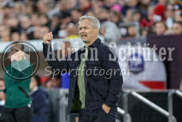 Deutschland vs Frankreich - Halbfinale - UEFA Women's Nations League | Düsseldorf, Deutschland, 24.10.25:   Nationaltrainer Christian Wück ( Deutschland ) gestikuliert, Gestik waehrend des Halbfinals der UEFA Women's Nations League zwischen Deutschland vs Frankreich in der Merkur-Spiel-Arena(Foto von Brauer-Fotoagentur / Adrian Schlueter)