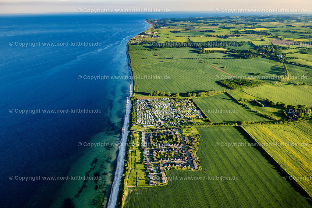 Neukirchen_Campingplatz_an_der_Costa_Sahna_ELS_8743030622 | NEUKIRCHEN 03.06.2022 Wohnwagen und Zelte- Campingplatz - und Zeltplatz " Campingplatz an der Costa Sahna " in Neukirchen an der Ostseeküste im Bundesland Schleswig-Holstein, Deutschland. // Caravans and tents - campsite and tent site " campsite on the Costa Sahna " in Neukirchen on the Baltic Sea coast in the state Schleswig-Holstein, Germany. Foto: Martin Elsen