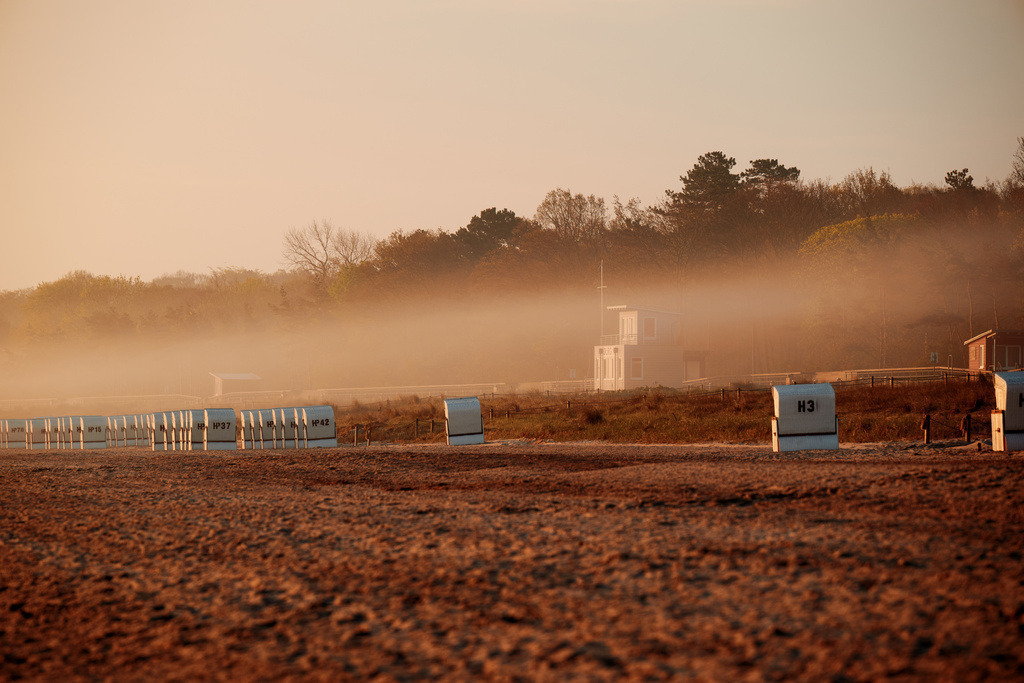CS-240427-0999-1 | Strandkörbe im Nebel während des Sonnenaufgangs am Strand von Boltenhagen an der Ostsee