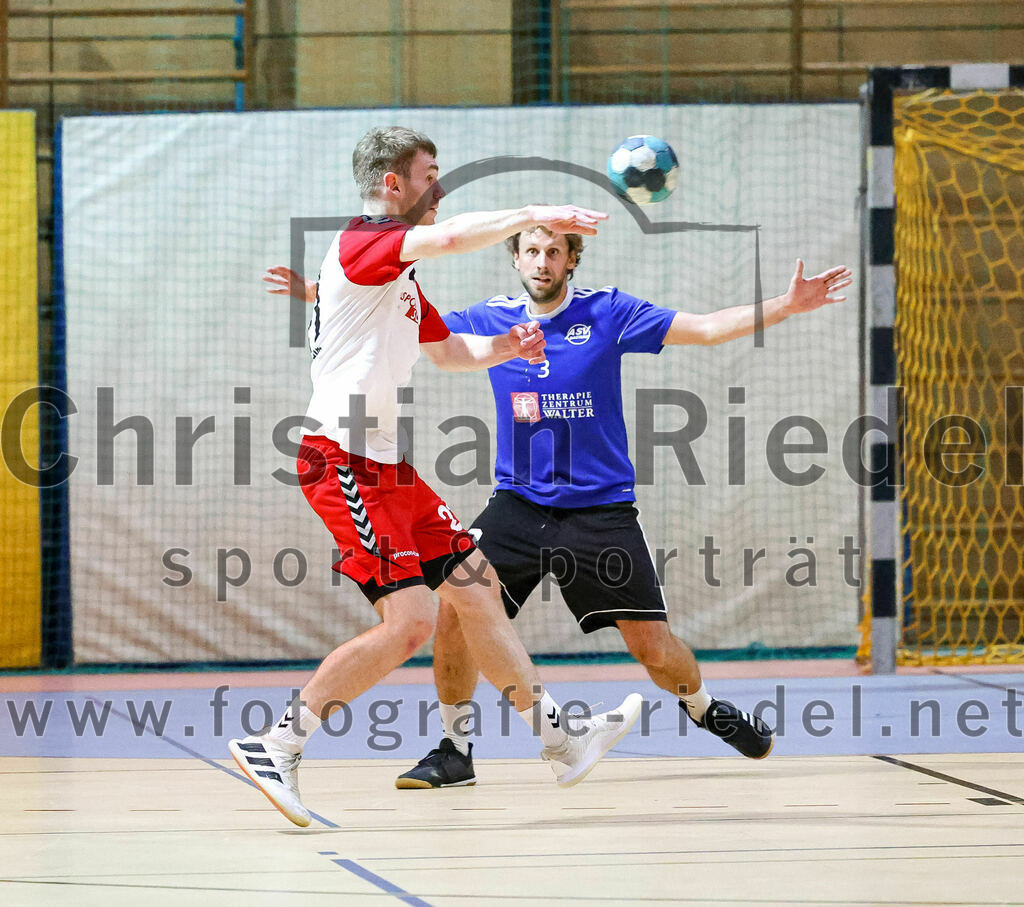 2022-10-08_064_SpVgg_Altenerding_gegen_ASV_Dachau | Erding, Deutschland, 08.10.2022:
Handball, Bezirksoberliga Männer 2022 / 2023, 4. Spieltag, SpVgg Altenerding gegen ASV Dachau, Endergebnis: 23:23

Severin Lößl (SpVgg Altenerding, #21), Viktor Schwalbe (ASV Dachau, #3)

Foto: Christian Riedel / fotografie-riedel.net