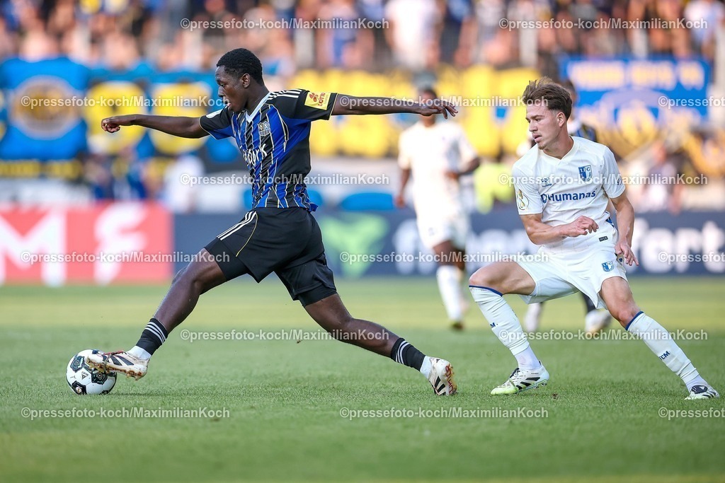 DFB15082501060 | 15.08.2025, Fußball, DFB-Pokal, 1. FC Saarbrücken - 1.FC Magdeburg, Ludwigsparkstadion, Saison 2025 2026: Elijah Krahn (1FC Saarbruecken #05)  Noah Pesch (1FC Magdeburg #10) DFB regulations prohibit any use of photographs as image sequences and or quasi-video.