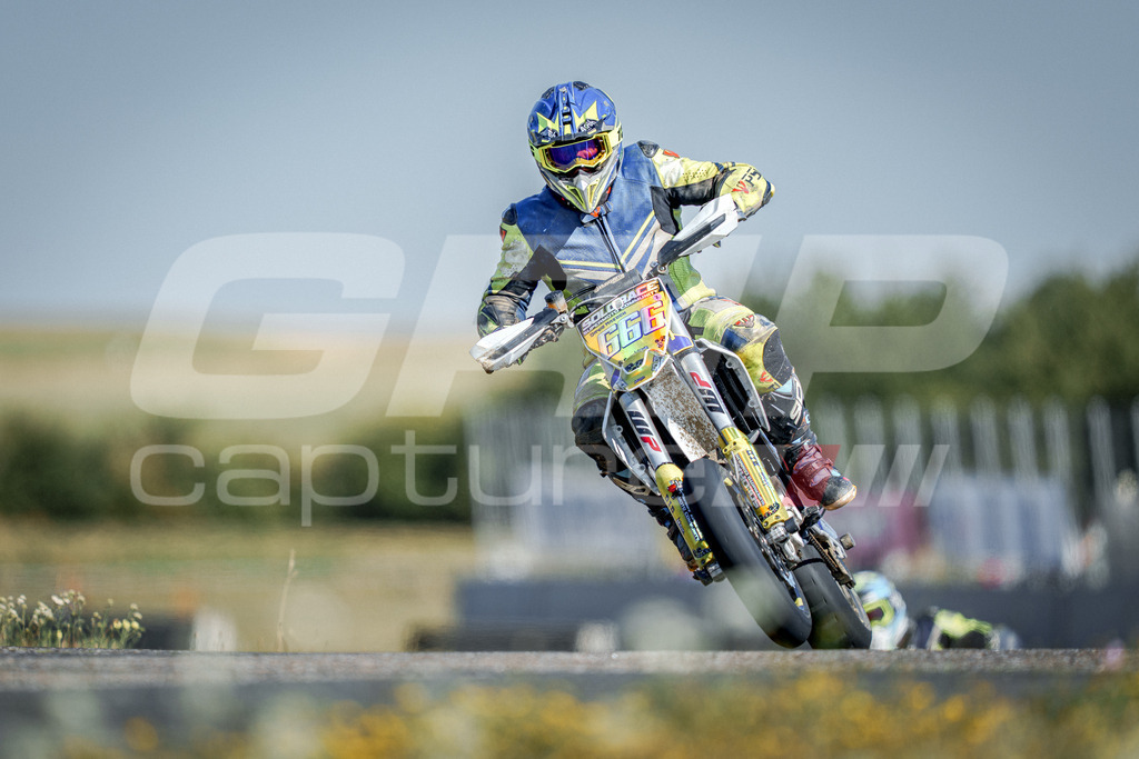 SuperMoto_Staatsmeisterschaft_Fuglau-1058 | GRIPcapture steht für authentische Sportfotografie in Österreich – für Momente, die mehr sind als Geschwindigkeit oder Ergebnis. Es geht um Emotion, Spannung, Fokus und den Augenblick, der oft nur einen Wimpernschlag dauert.Ob Motorsport, Teamsport oder 