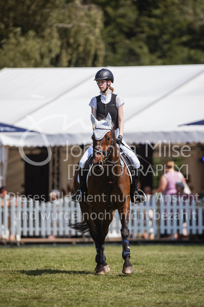 240720_LC_Springreiter-WB-219 | Deine schönsten Turniermomente als professionelle Fotos! Entdecke hochwertige Pferdesport-Fotografie im Online-Shop. Jetzt Fotos finden & bestellen!