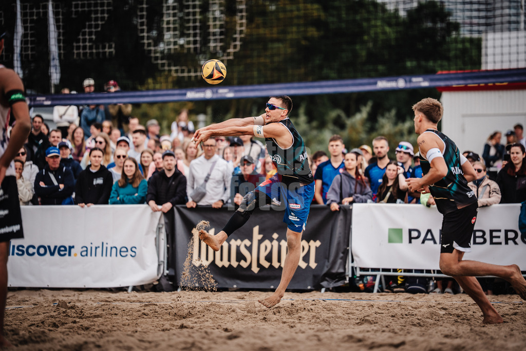 Beachvolleyball | Männer | Deutsche Meisterschaften 2025 Timmendorfer Strand | 05.09.2025 | David Poniewaz nimmt den Ball an