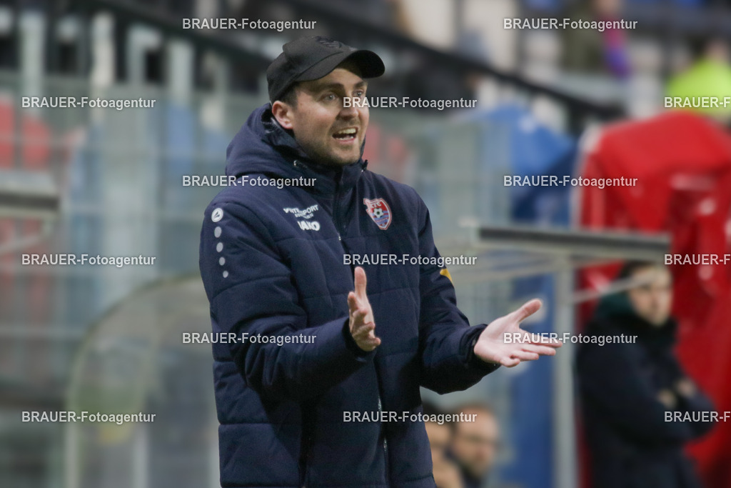 KFC Uerdingen - Ratingen 04/19 | Krefeld, Deutschland, 02.12.25 Trainer Julian Stöhr (KFC Uerdingen) ruft während des Oberliga Niederrhein Spiels zwiachen KFC Uerdingen - Ratingen 04/19 im Krefelder Grotenburg Stadion am 02. Dezember 2025 in Krefeld (Foto von Ralph Görtz / Brauer-Fotoagentur)