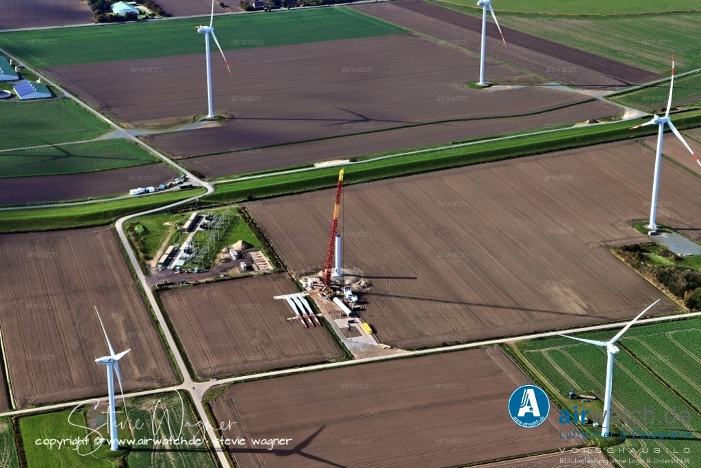 Luftbilder-Nordfriesland--Husum-Reussenköge-Kuestenlinie-Landgewinnung-airwatch-wagner-IMG_1898 | Zu Beginn der 1990er Jahre wurden weitere neun Windenergieanlagen mit Nennleistungen zwischen 200 und 250 kW errichtet, um die landwirtschaftlichen Betriebe zeitweise mit selbst erzeugter Energie zu versorgen.