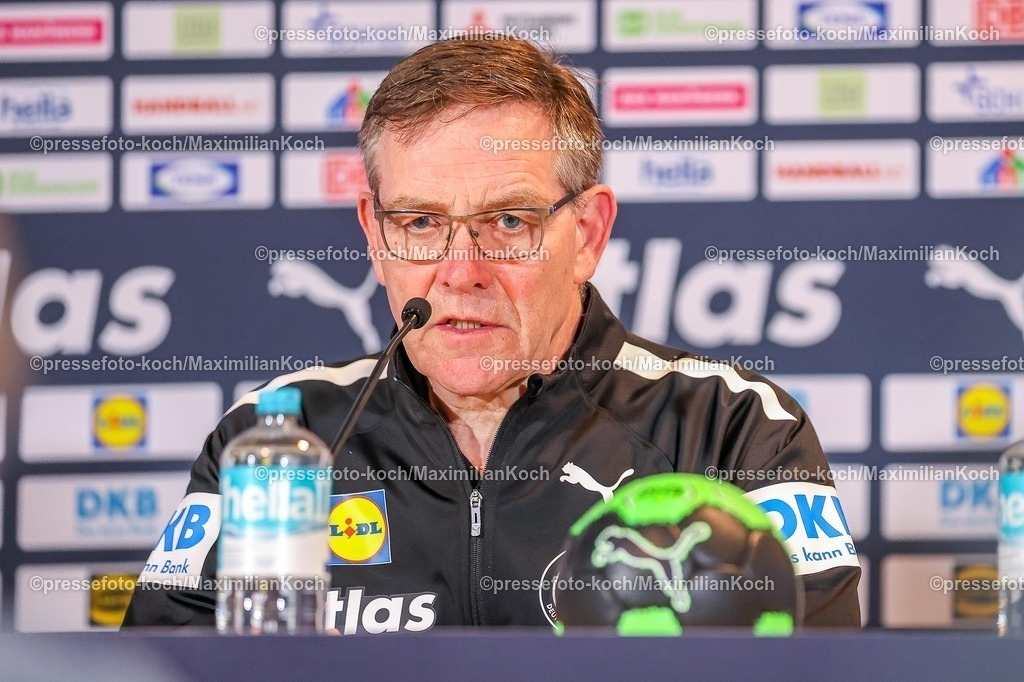 xKWIx17052601112 | 17.05.2026, xkwix, Handball, Länderspiel, Deutschland - Dänemark , Lanxess-Arena in Köln: Headcoach Alfred Gislason (Germany #hc) bei der Pressekonferenz nach dem Spiel Photo: xKamilxWilkowskixPressefotoKochx