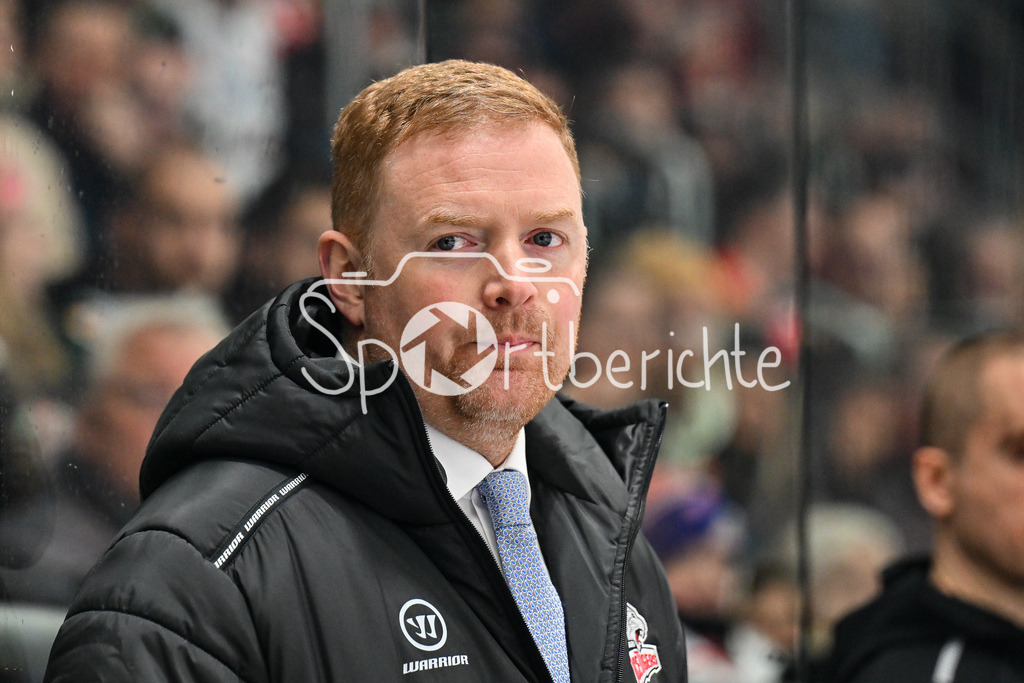 Augsburger Panther - Nürnberg Ice Tigers | AUGSBURG, GERMANY - 28. NOVEMBER: im Bild Mitch O´KEEFE Headcoach Nürnberg Ice Tigers Einzelfoto / Freisteller beim Ligaspiel zwischen den Augsburger Panthern und den Nürnberg Ice Tigers am 23. Spieltag der Penny DEL im Curt Frenzel Stadion