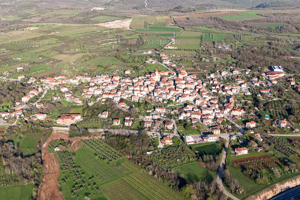 Aerial view: View of the town in Buroli in the state Gespanschaft Istrien, Croatia.Photo: IMG_106113.jpg taken on 04/13/2018 by Werner Riehm/FLY-FOTO.comResolution of the original: 5472 x 3648 px