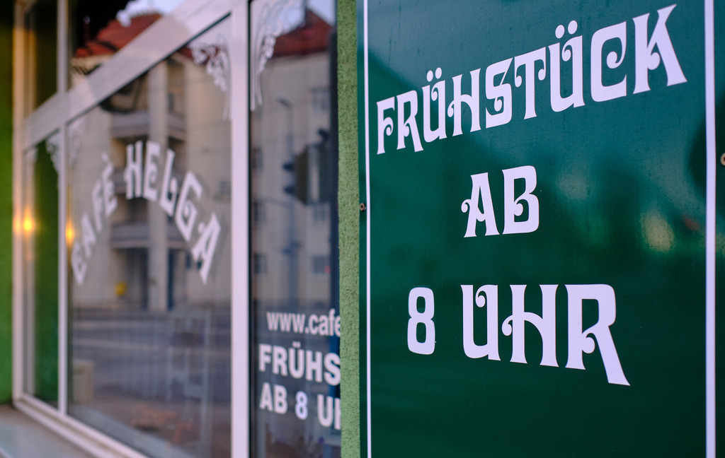 Frühstück ab acht Uhr Hinweis vor einem Cafe | Wien, Austria - March 13, 2021: Frühstück ab acht Uhr Hinweis vor dem Café Helga. - Realisiert mit Pictrs.com