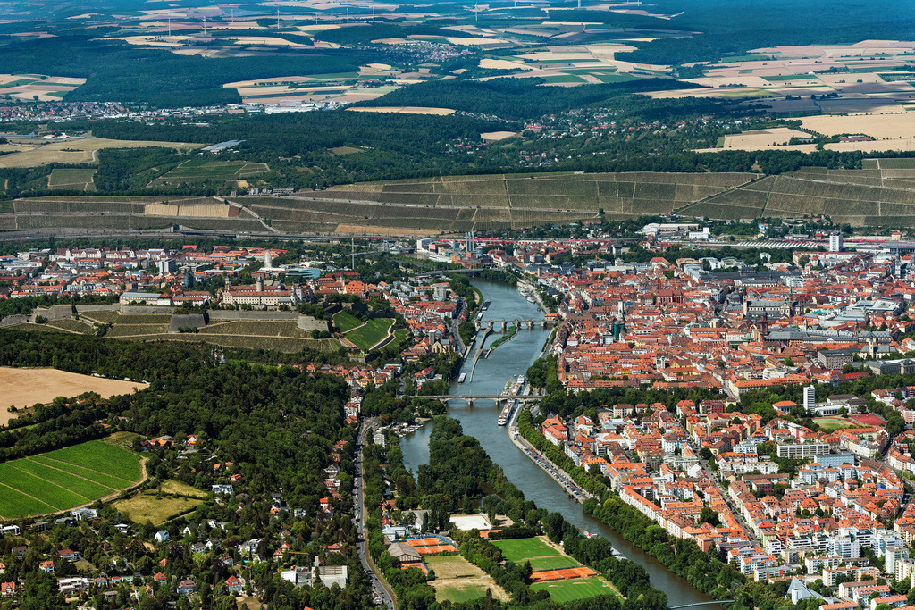 dr__0095962.jpg | WüRZBURG 06.07.2022 Stadtansicht am Ufer des Flußverlaufes des Main in Würzburg im Bundesland Bayern, Deutschland. Weiterführende Informationen bei: Stadt Würzburg. // City view on the river bank of the Main river in Wuerzburg in the state Bavaria, Germany. Further information at: Stadt Wuerzburg. Foto: Daniel Reiter