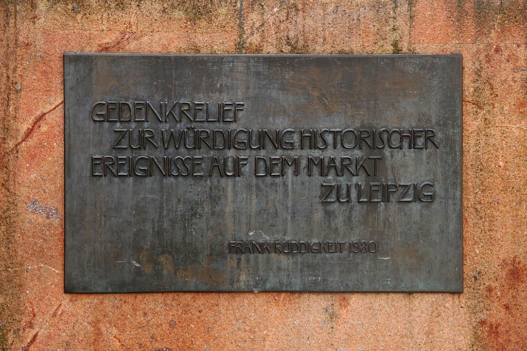 Foto: Leipzig - Gedenkrelief Markt | Das Team hinter BILDLEXIKON LEIPZIG bündelt historische wie aktuelle Informationen über die Stadt Leipzig in Text und Bild auf einer Plattform und stellt diese der interessierten Öffentlichkeit zur Verfügung.