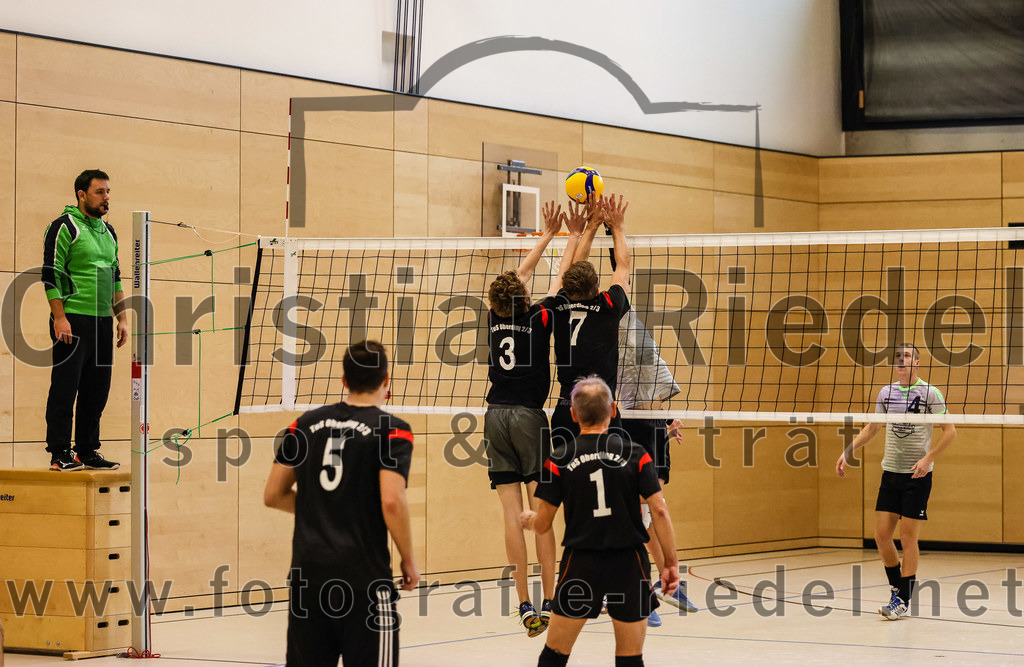 2021-11-27_044_TuS_Oberding_II_gegen_MTV_1881_Ingolstadt_III | Oberding, Deutschland, 27.11.2021:
Volleyball, Kreisliga 2021 / 2022, 5. Spieltag, TuS Oberding II gegen MTV 1881 Ingolstadt III, Endergebnis: 3:2

Corbinian Prell (TuS Oberding, #5), Karl Scholz (TuS Oberding, #3), Christoph Stegemann (TuS Oberding, #7), Andreas Ruß (TuS Oberding, #1)

Foto: Christian Riedel / fotografie-riedel.net