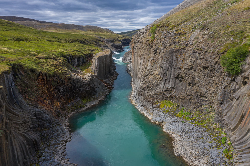 island-2020-172 | Im Osten von Island strömt der Gletscherfluss Jökla durch eine Schlucht, die mit ihren Basaltstrukturen wie ein Kunstwerk von Menschenhand wirkt. Der Canyon Stuðlagil wurde erst 2016 entdeckt. - Realisiert mit Pictrs.com