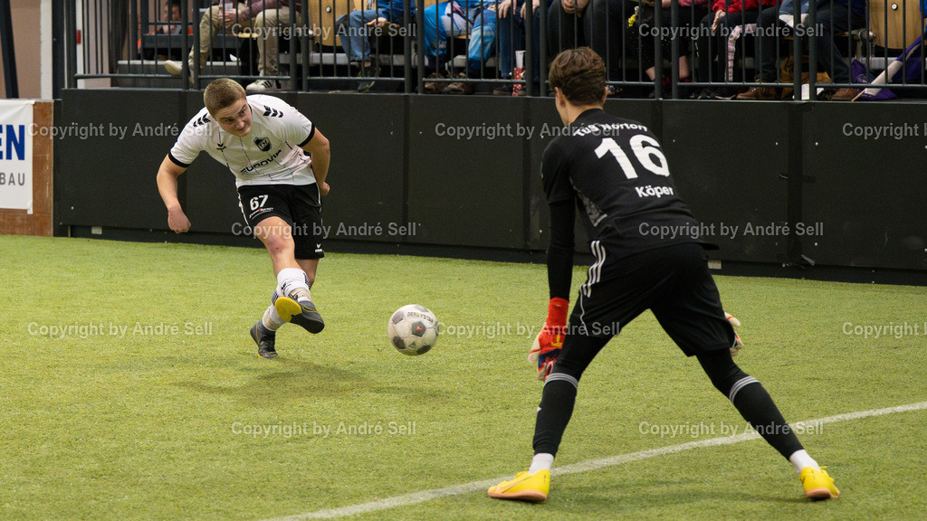 Vorrunde - Gruppe B - TS Einfeld vs TuS Nortorf | Jannis Blöcker (Einfeld #67 erzielt hier das 3-0) / Marten Köper (Nortorf #16) // 44. RS-Reifenhandel-Cup 2024 / Vorrunde - Gruppe B - TS Einfeld vs TuS Nortorf / Holstenhalle 1 / Neumünster / 26.12.24 - Realisiert mit Pictrs.com