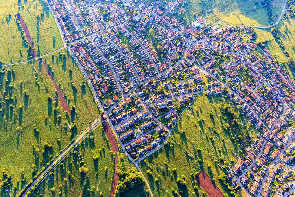 Luftbild: Schluttenbacher Straße im Ortsteil Schöllbronn in Ettlingen im Bundesland Baden-Württemberg in Deutschland. Foto: IMG_114330.jpg vom 30.05.2019 durch Werner Riehm/FLY-FOTO.de